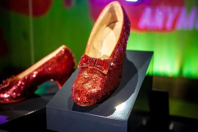 Vádat emeltek egy minnesotai férfi ellen, aki ellopta Dorothy piros cipellőit egy múzeumból