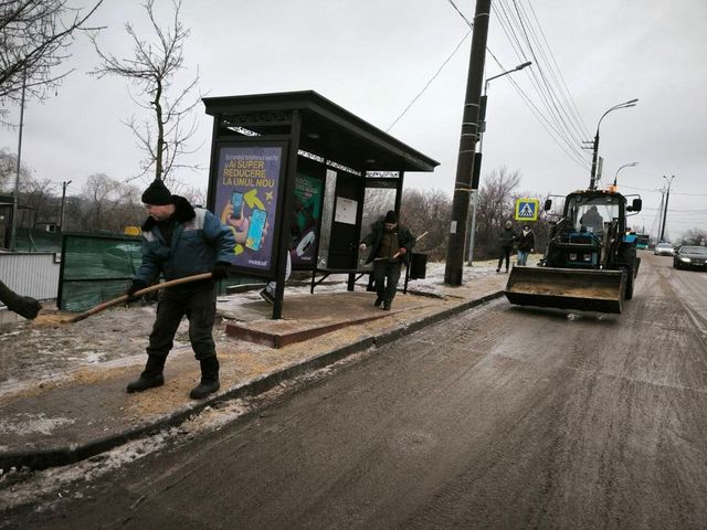 Cod Galben de ghețuș și polei la Chișinău. Serviciile municipale acționează nonstop pentru siguranța circulației
