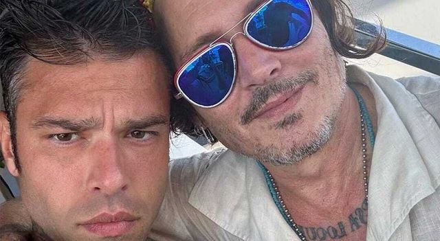 Fedez scatta una foto con Johnny Depp: i fan impazziscono