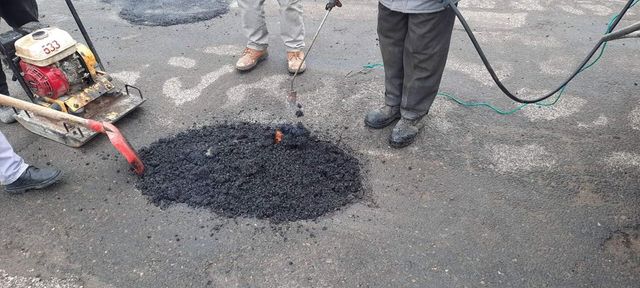 Peste 30 de echipe și sute de muncitori au reluat lucrările de reparație a drumurilor în capitală