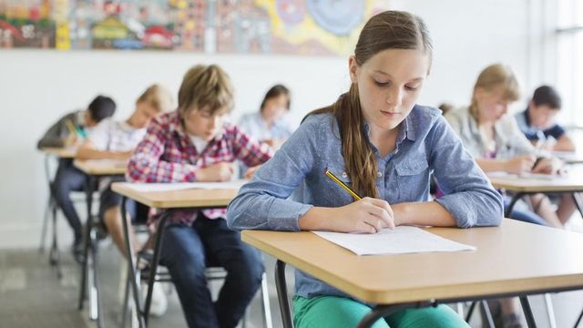Elevii din clasa a VI-a încep Evaluarea Națională cu proba de limbă și comunicare