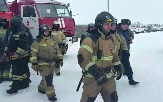 Un mort și zeci pe persoane blocate în subteran, după izbucnirea unui incendiu într-o mină din Rusia