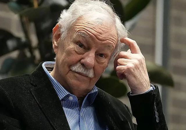 La petición de desvincular Sant Jordi del Día del Libro de Eduardo Mendoza desata la indignación nacionalista