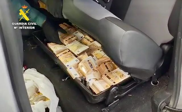 Un perro de la Guardia Civil encuentra cerca de 300.000 euros en un coche