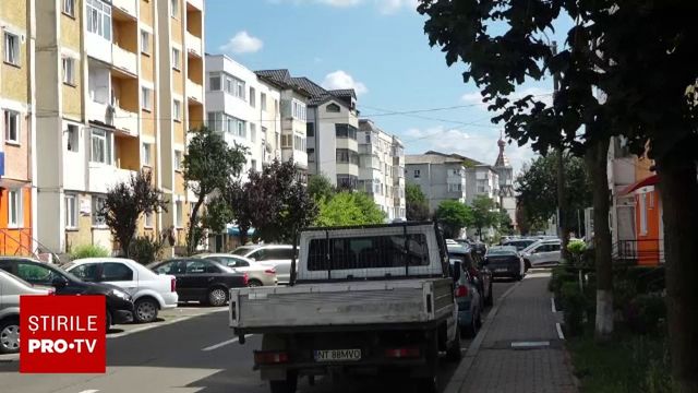 Filmul tragediei din Piatra Neamț, unde o femeie însărcinată a căzut de la etajul 4. Iubitul ei a dus-o înapoi în apartament