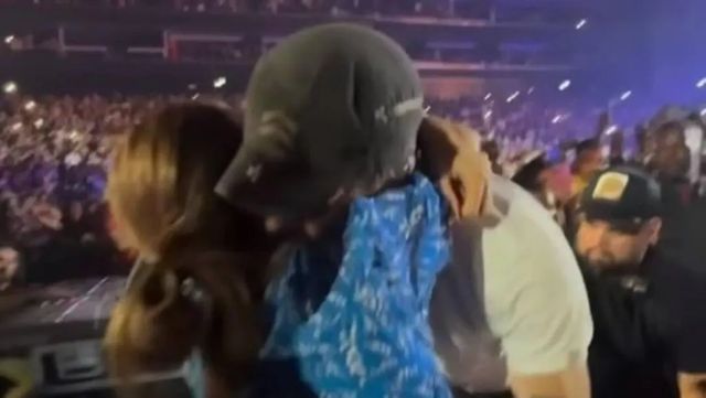 El abrazo de Enrique Iglesias a su hermana Ana Boyer durante su concierto en Dubái