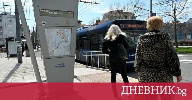 Мъж заплаши с нож кондукторка, рани шофьора и опита да отвлече автобус в Бургас