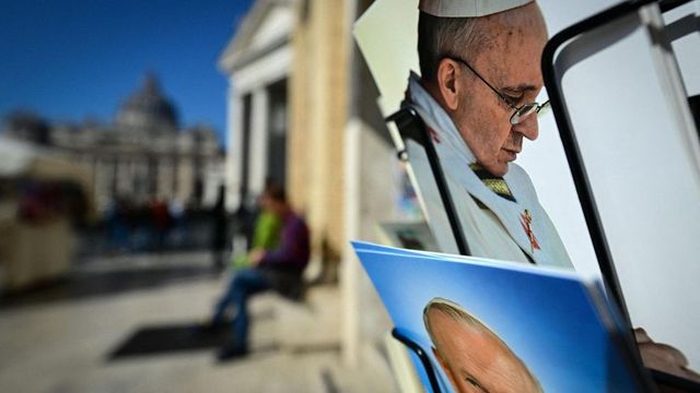 Monsignor Fisichella legge l’omelia di Papa Francesco: “Il Signore lo assista, momento di prova e malattia”