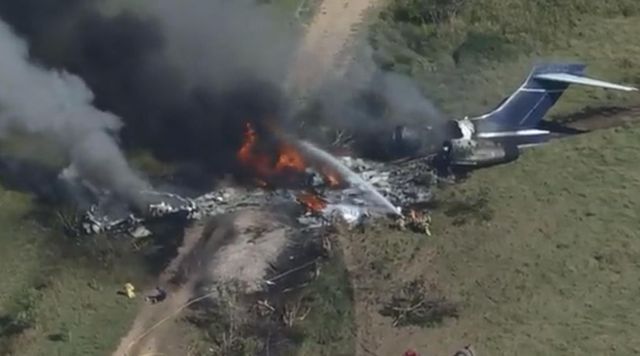 Un avion cu 21 de persoane la bord s-a prabusit in Texas. Pasagerii s-au salvat inainte ca aeronava sa ia foc