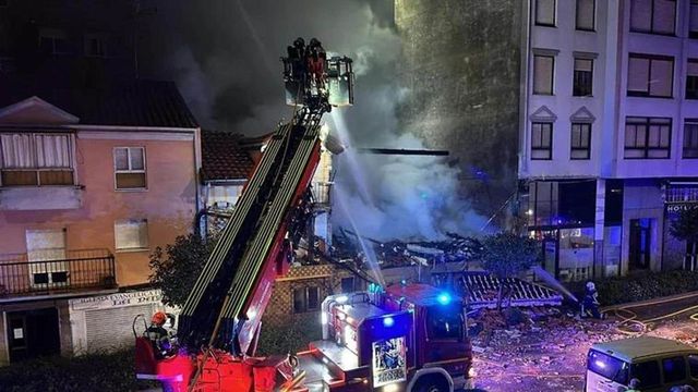 Se derrumba un edificio tras una explosión en Santander y se busca a tres desaparecidos