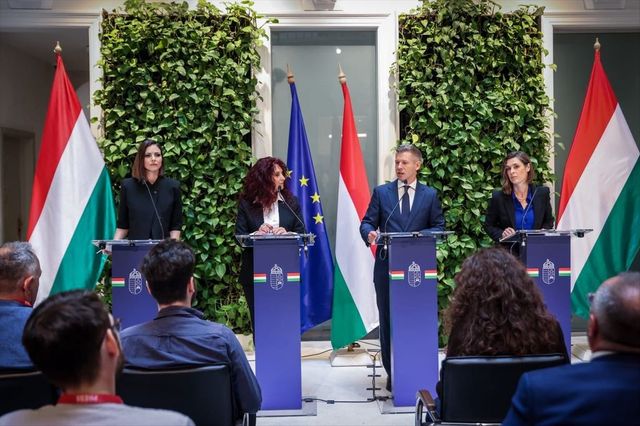 Orbán a vb-n, Szijjártó a BYD-nál, Magyar a kormányinfón – élő közvetítés