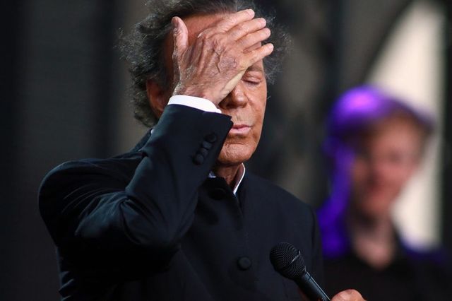 Julio Iglesias este acuzat de abuz sexual de două femei, foste angajate ale celebrului cântăreț spaniol