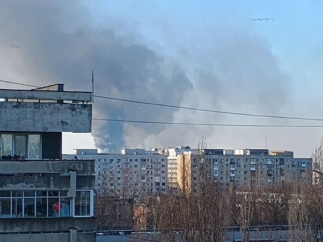 Incendiu puternic pe bulevardul Iuliu Maniu din Capitală. Un depozit a fost cuprins de flăcări