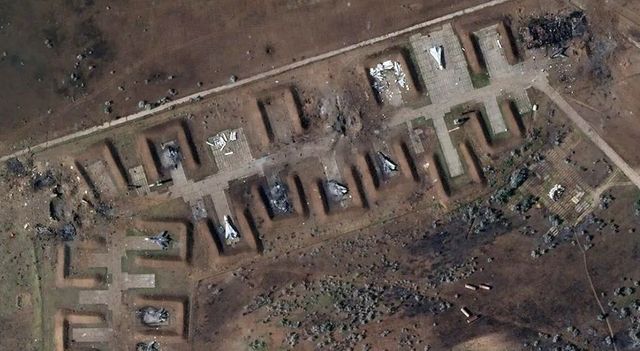 Сателитни снимки показват щетите от експлозиите във военновъздушната база в Крим - Труд