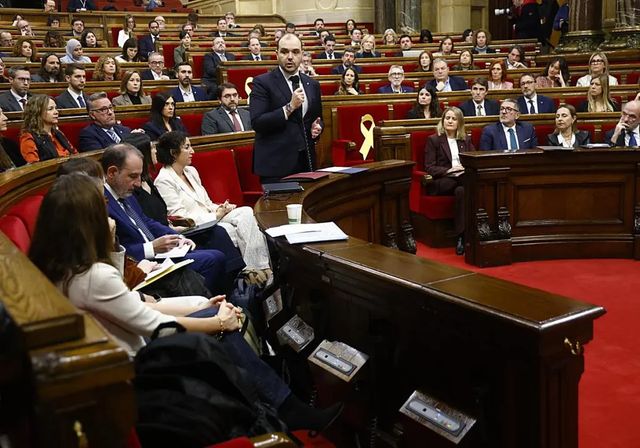 La oposición exige la dimisión de Paneque y acusa al ejecutivo de Illa de tapar las vergüenzas del Gobierno