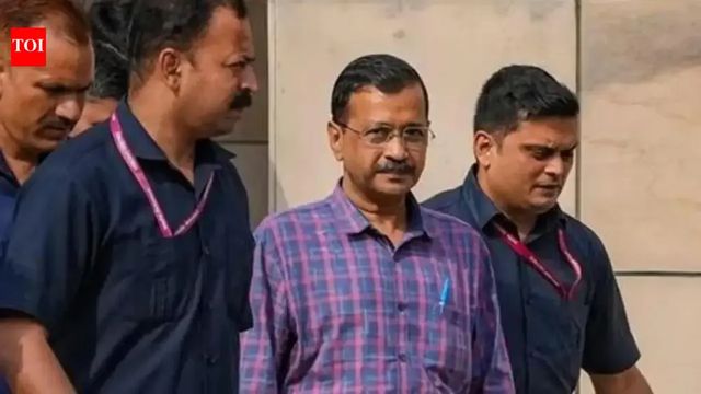 Arvind Kejriwal arrives at High Court, to seek Justice Sharma's recusal
