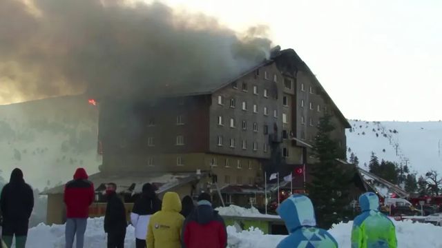 Požár hotelu v tureckých horách má nejméně deset obětí