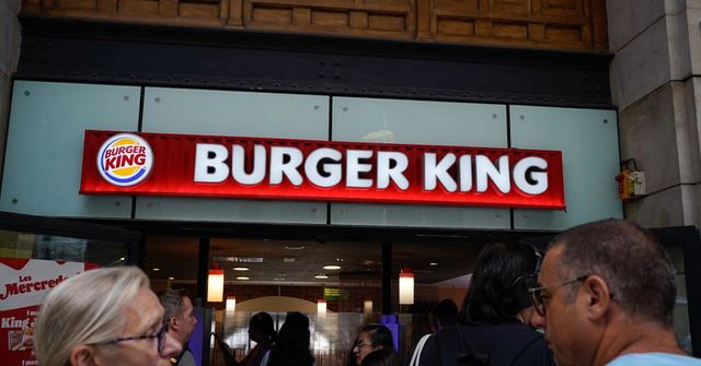 Letartóztatták egy Burger King üzletvezető-helyettesét, mert a kukából szolgálta fel a sült krumplit