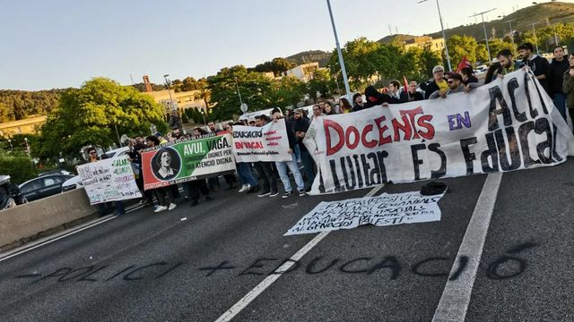 Los docentes cortan los accesos a Barcelona en una nueva jornada de huelga en Cataluña
