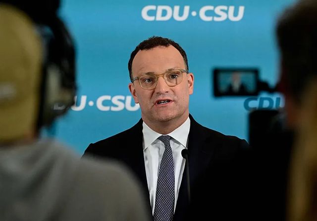 Dimite el líder conservador del Parlamento alemán tras recurrir a un vientre de alquiler