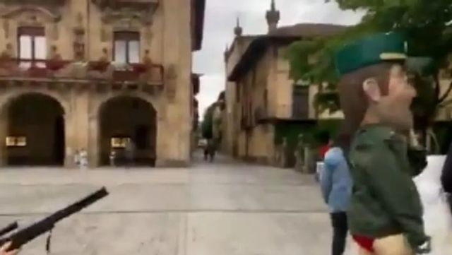 Un niño apunta con una falsa escopeta a un cabezudo que simulaba un guardia civil en Guipúzcoa