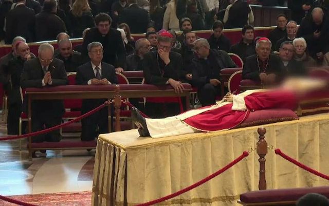 Papa Francisc va prezida slujba de înmormântare de joi a Papei emerit Benedict