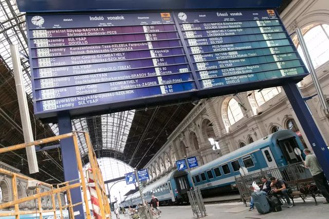 Kigyulladt egy mozdony a Keleti pályaudvaron, a tűzoltók több vízsugárral oltják