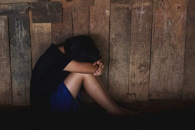 Bărbat din Caracal, acuzat că a violat și șantajat o copilă de 13 ani