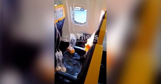 Cum s-a spart geamul avionului Ryanair, prin care un pasager a fost la un pas să fie aspirat afară