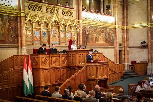 Magyar Péter felszólalásával indul a parlament rendkívüli ülése – élő