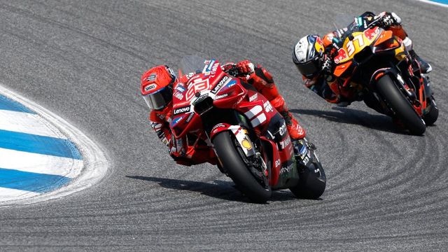 Pedro Acosta gana un duelo a Marc Márquez con toque y polémica