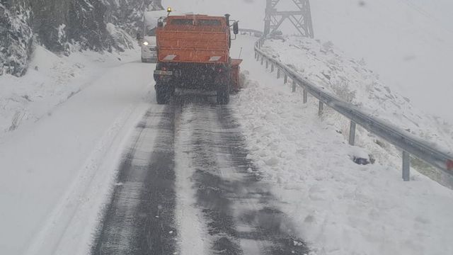 Ninsoare abundentă pe Transfăgărășan. Drumarii au intervenit cu utilaje și peste 5 tone de sare