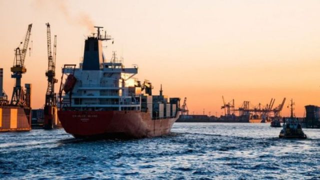 Prima navă de cereale ucrainene, care sfidează blocada navală rusă, a plecat din Odesa