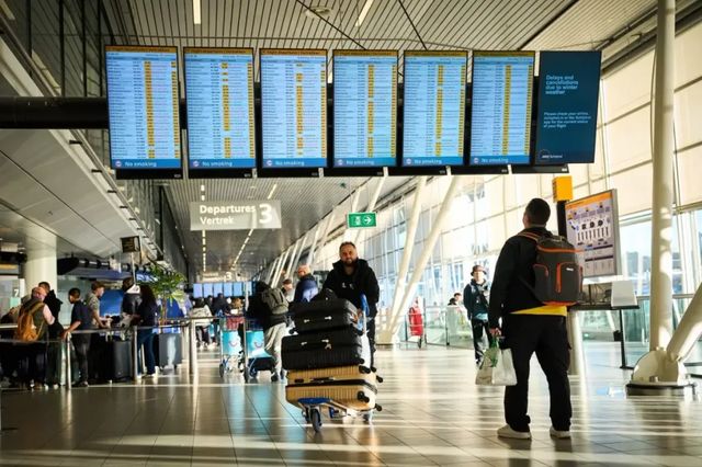 UE obligă companiile aeriene să despăgubească pasagerii pentru zborurile anulate din cauza crizei combustibilului