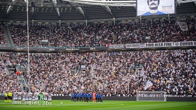 La curva della Juve di spalle nel minuto per Mazzola