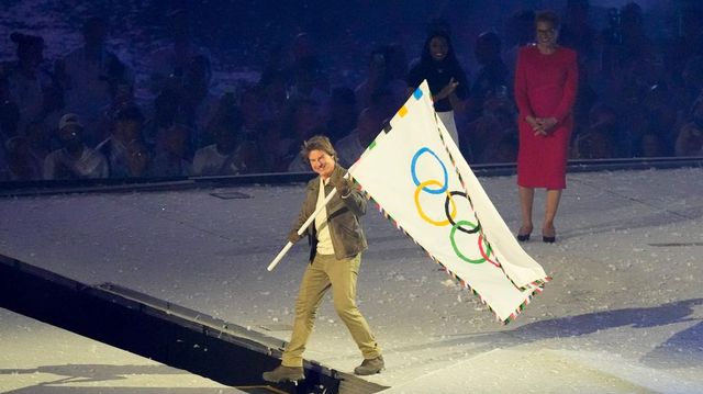 Tom Cruise leugrott a stadion tetejéről a párizsi olimpián