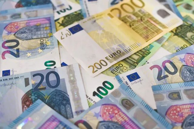 Curs valutar 10 martie 2026: Cât valorează un euro și un dolar