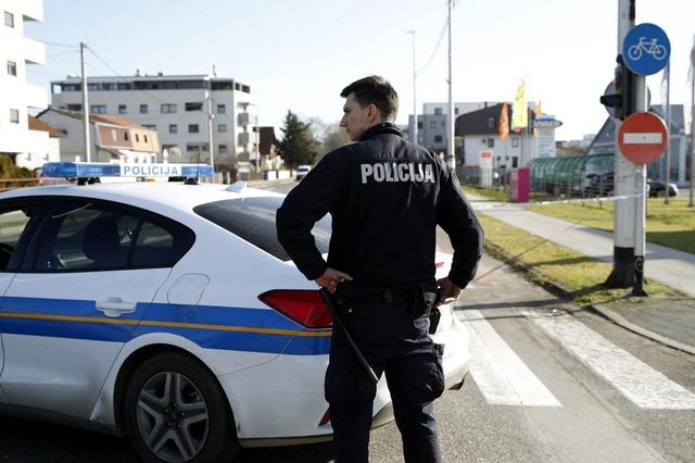 Češi v Chorvatsku našli luxusní tašku s milionem. Skončili ve vazbě