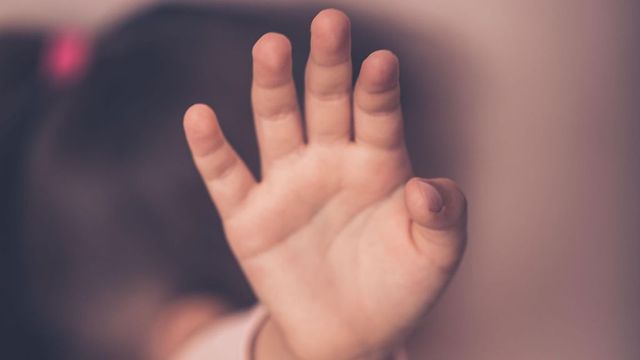 Počet narozených dětí v Česku opět klesl, loni jich bylo 77 tisíc