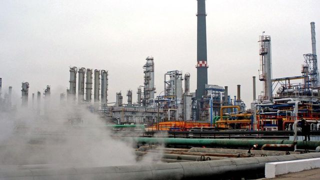Cea mai mare rafinărie din România și 1.400 de benzinării Rompetrol ar putea fi scose la vânzare de KazMunayGas