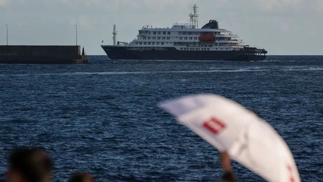 El MV Hondius ha tenido que atracar en el puerto de Tenerife por el mal tiempo