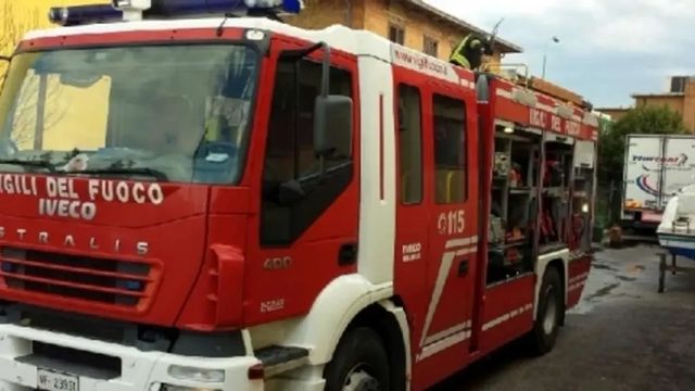 Uomo sepolto dalla smottamento di uno scavo nel terreno di una casa nel Milanese