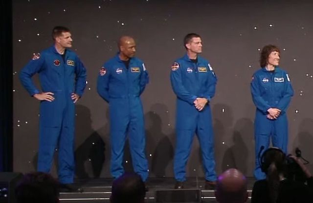 NASA a anunțat cine vor fi prima femeie și primul astronaut de culoare care vor fi trimiși către Lună