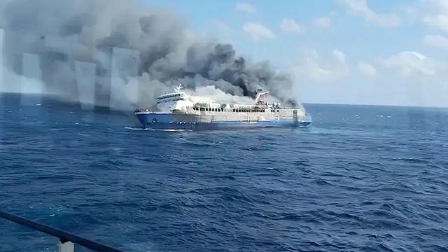 Mueren cinco personas y 41 permanecen desaparecidas en el incendio de un ferry en Indonesia