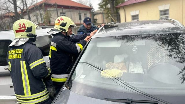 Un copil de un an, blocat într-o mașină, la Orhei: Mama a lăsat cheile în interior, înainte de a ieși, iar ușa automobilului s-a încuiat