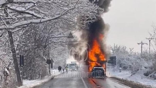 Un trailer care transporta opt mașini arde ca o torță în Dâmbovița