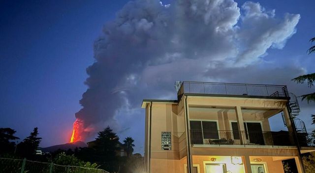 Parossismo dal cratere Voragine dell'Etna, fontana di lava e nube alta 10 km