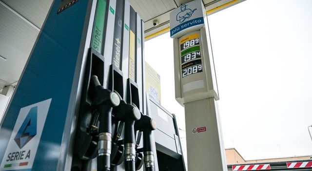 Il governo 'apre' all'opposizione sulle accise per frenare il prezzo della benzina