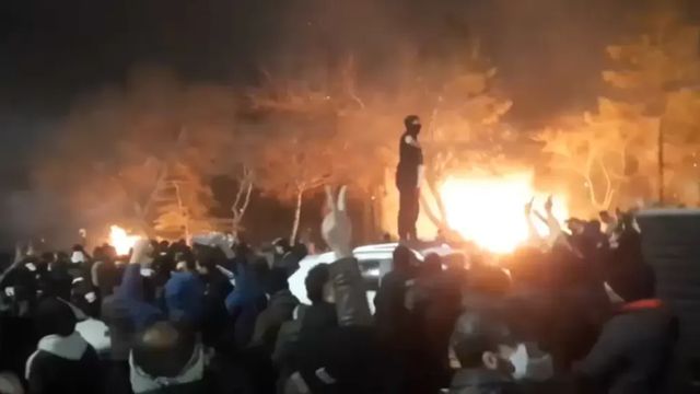 Trump ai manifestanti iraniani, 'continuate, l'aiuto è in arrivo'