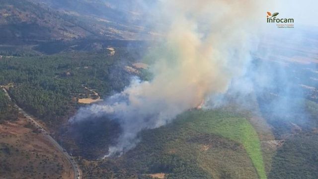 Confinadas 600 personas en dos balnearios de Albacete por un incendio forestal